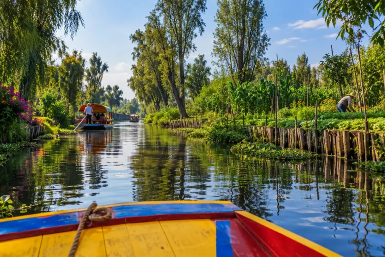 Trajinera navegando pelos canais e chinampas de Xochimilco, na Cidade do México